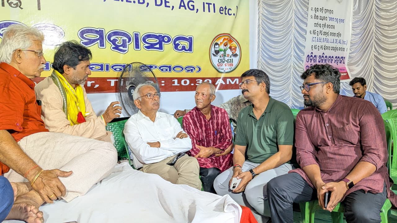 ଭୁଲ ବହି ପ୍ରତ୍ୟାହାର, ଆରଟିଇ ମାଗଣା ଶିକ୍ଷା ଦ୍ୱାଦଶକୁ ବୃଦ୍ଧି ସହ କେଜିରୁ ପିଜି ମାଗଣା ଯୋଜନାରେ ବୃତ୍ତିଗତ ଶିକ୍ଷାକୁ ସାମିଲ ଦାବୀରେ ତୃତୀୟ ଦିନରେ ପହଂଚିଲା ଓଡିଶା ଅଭିଭାବକ ମହାସଂଘର ଅନଶନ ଓ ଶିକ୍ଷା ସତ୍ୟାଗ୍ରହ